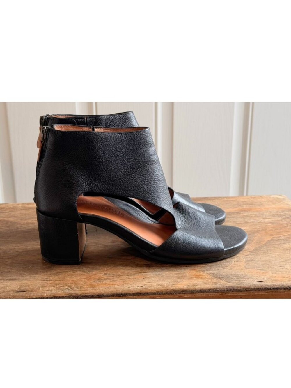 Kenneth Cole Gentle Souls - Woman's Size 8.5 - Open Toe 2" heels